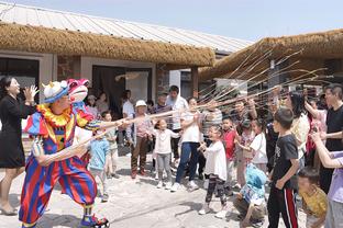 准度在线！库里半场三分6投4中 拿下14分3篮板5助攻